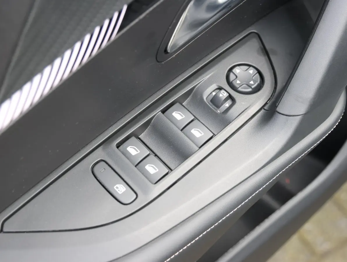 1.2 PureTech 100 Allure 1ste eigenaar | Climate Control | Parkeersensoren V+A | LED | 17" LMV | Navigatie via Apple Carplay & Android Auto