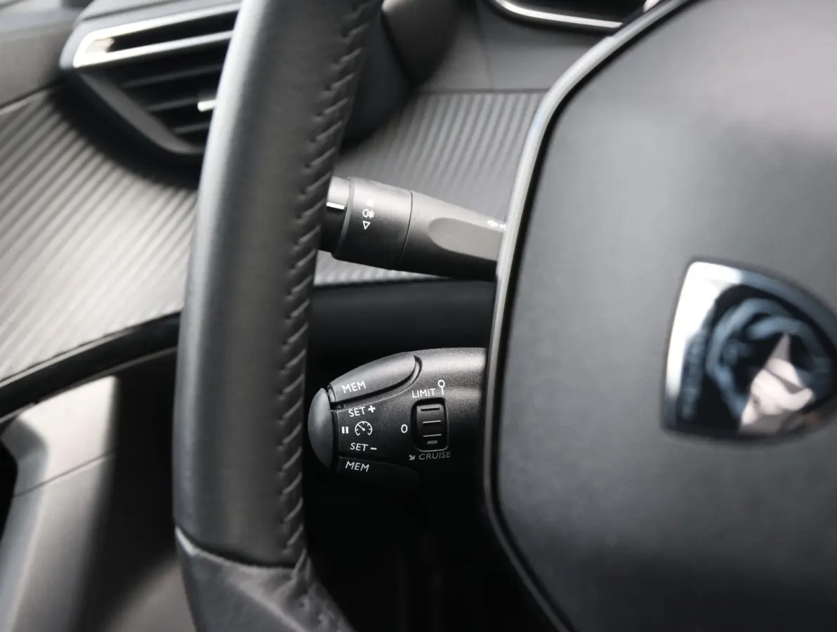 1.2 PureTech 100 Allure 1ste eigenaar | Climate Control | Parkeersensoren V+A | LED | 17" LMV | Navigatie via Apple Carplay & Android Auto