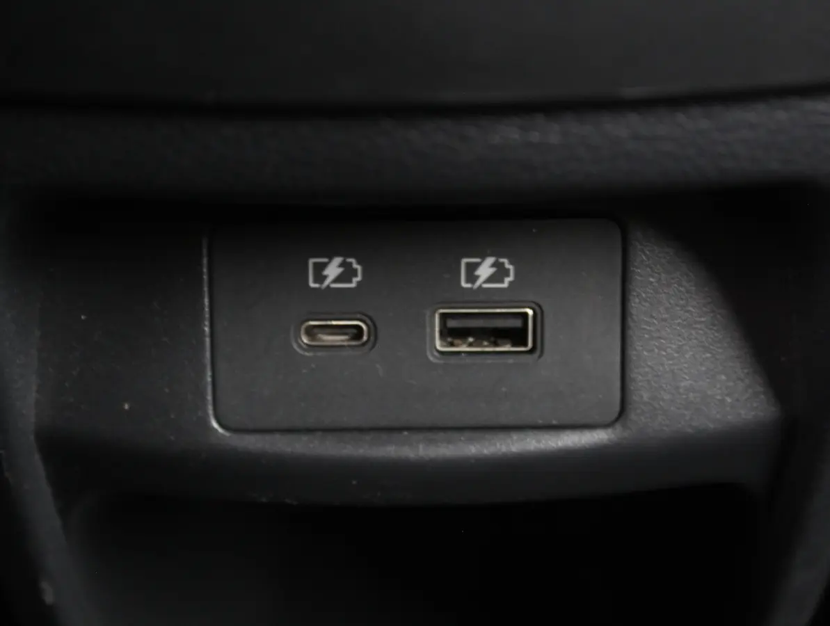 1.0 DIG-T N-Connecta AUTOMAAT | CLIMATE | CAMERA | CARPLAY | DAB | LED | NAVI | STOELVERW | CRUISE | ISOFIX