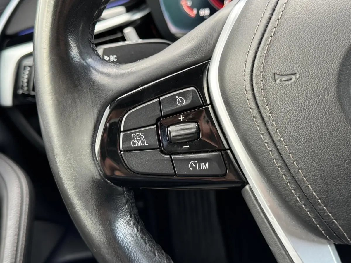 520i High Executive Edition Virtualcockpit/Leer/LED/Camera/Stoelverwarming/Trekhaak
