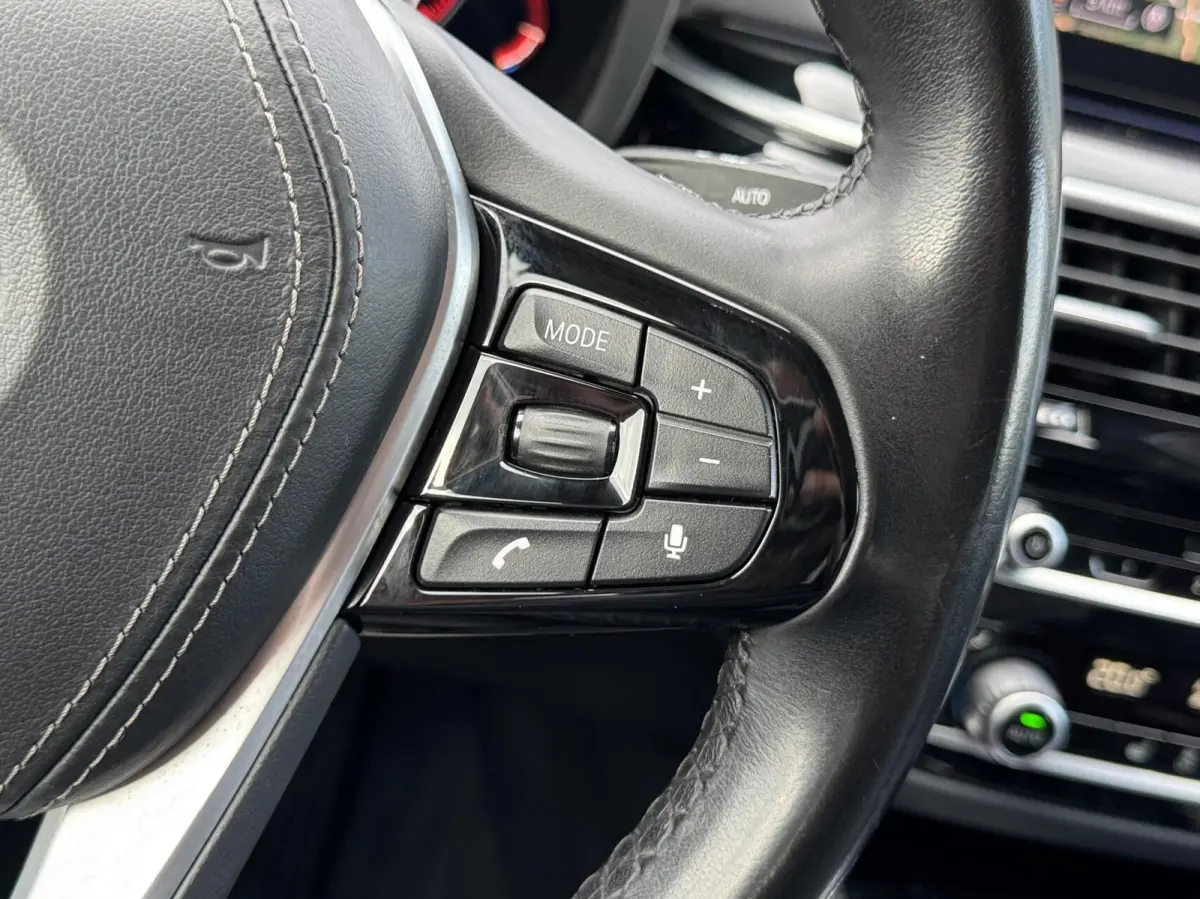 520i High Executive Edition Virtualcockpit/Leer/LED/Camera/Stoelverwarming/Trekhaak