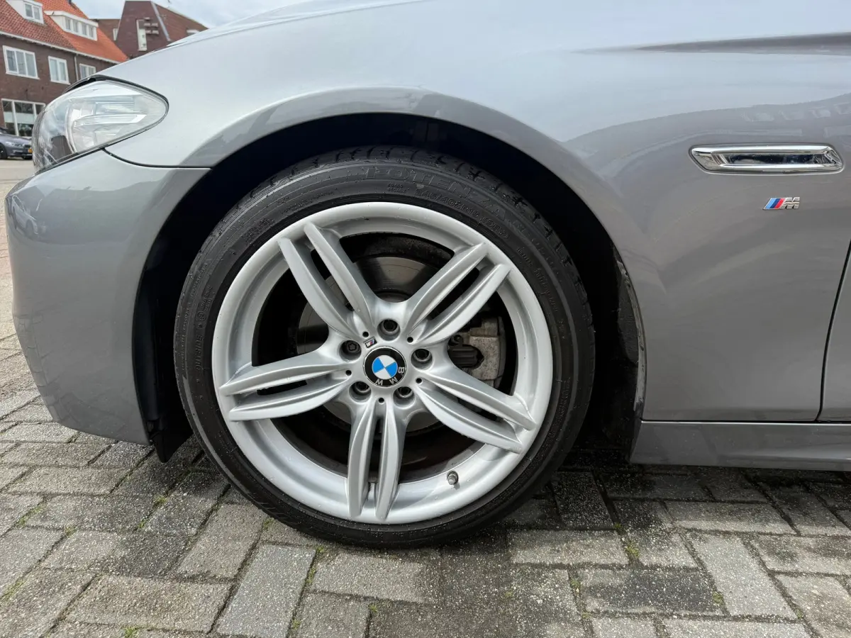 520i High Executive,Panoramadak,Stoelverwarming,Navigatie,19 Inch L.M. Velgen