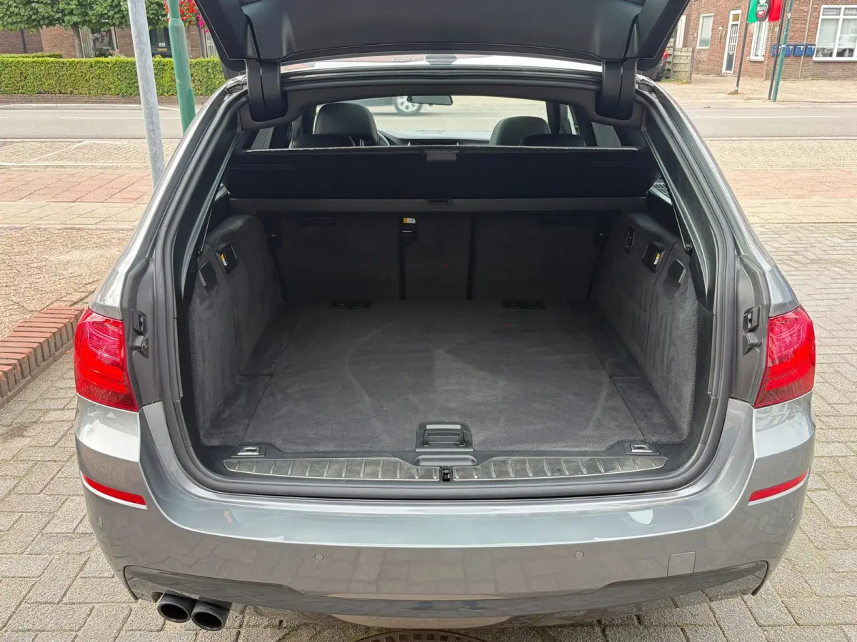 520i High Executive,Panoramadak,Stoelverwarming,Navigatie,19 Inch L.M. Velgen