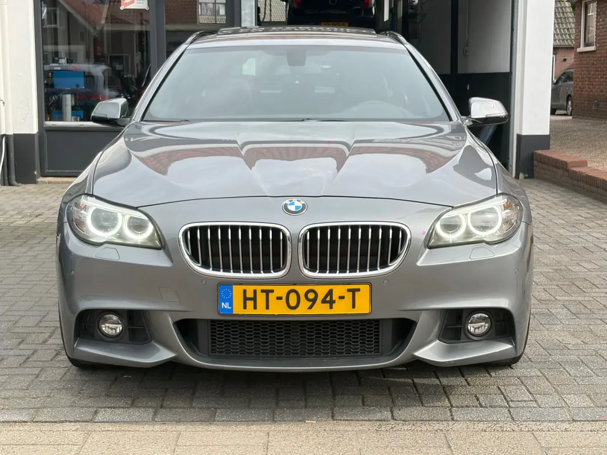 520i High Executive,Panoramadak,Stoelverwarming,Navigatie,19 Inch L.M. Velgen