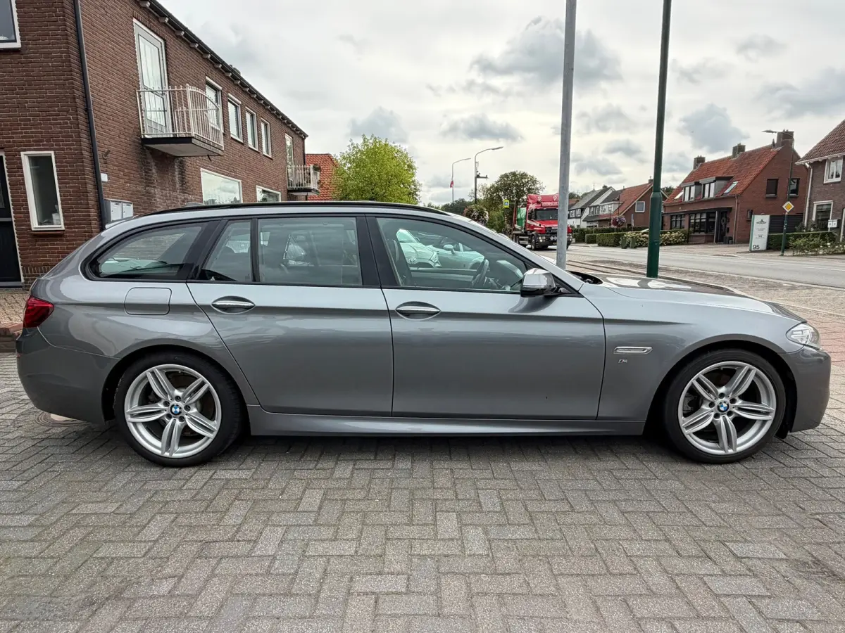 520i High Executive,Panoramadak,Stoelverwarming,Navigatie,19 Inch L.M. Velgen