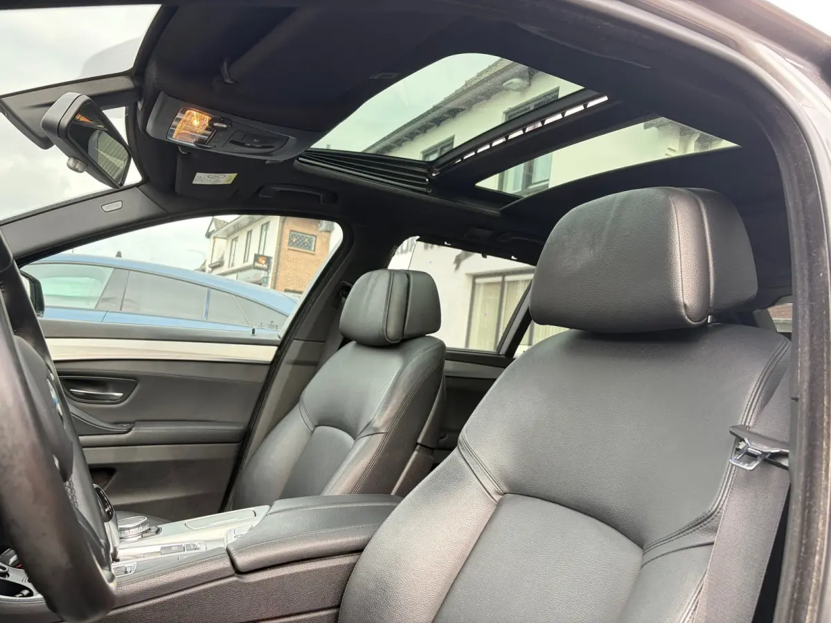 520i High Executive,Panoramadak,Stoelverwarming,Navigatie,19 Inch L.M. Velgen