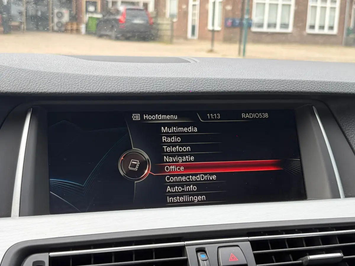 520i High Executive,Panoramadak,Stoelverwarming,Navigatie,19 Inch L.M. Velgen