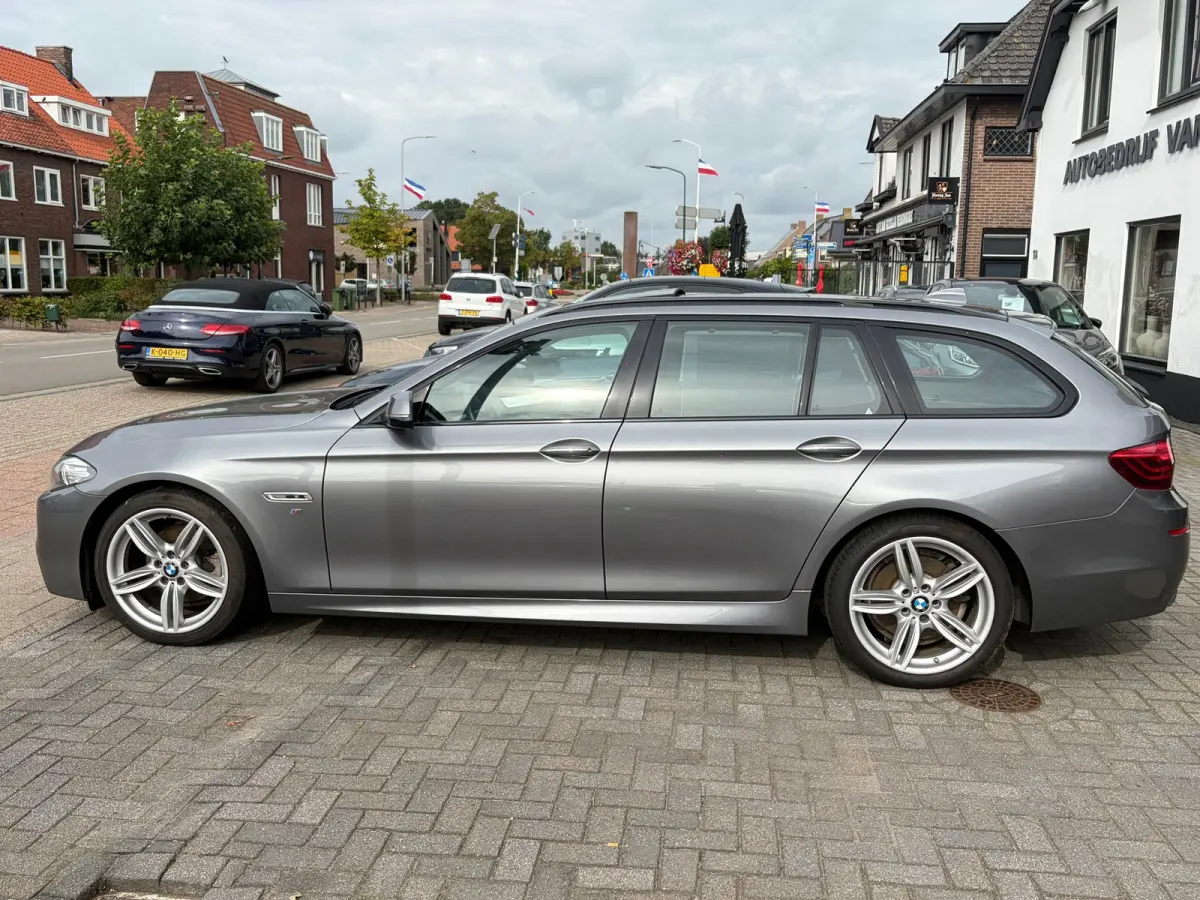 520i High Executive,Panoramadak,Stoelverwarming,Navigatie,19 Inch L.M. Velgen