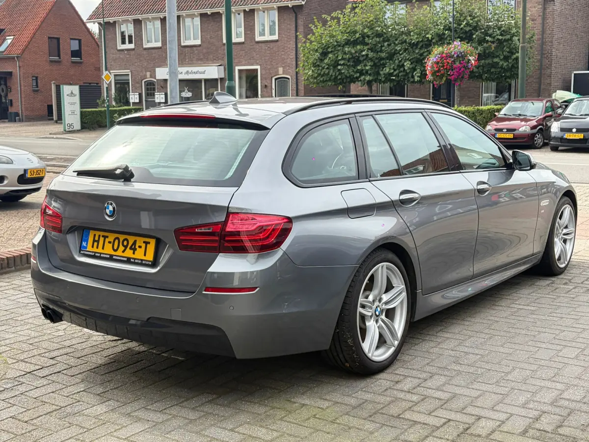 520i High Executive,Panoramadak,Stoelverwarming,Navigatie,19 Inch L.M. Velgen