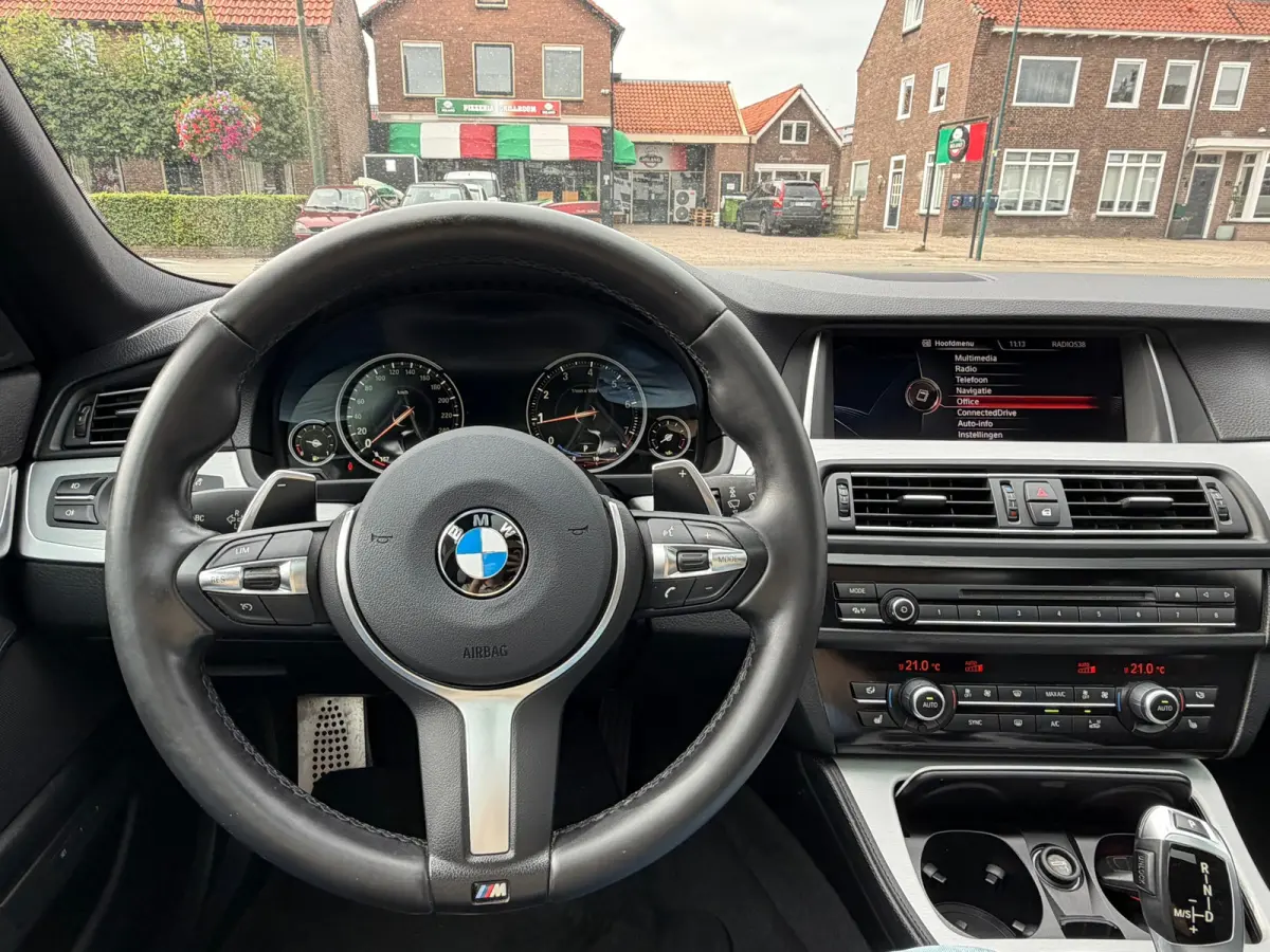 520i High Executive,Panoramadak,Stoelverwarming,Navigatie,19 Inch L.M. Velgen