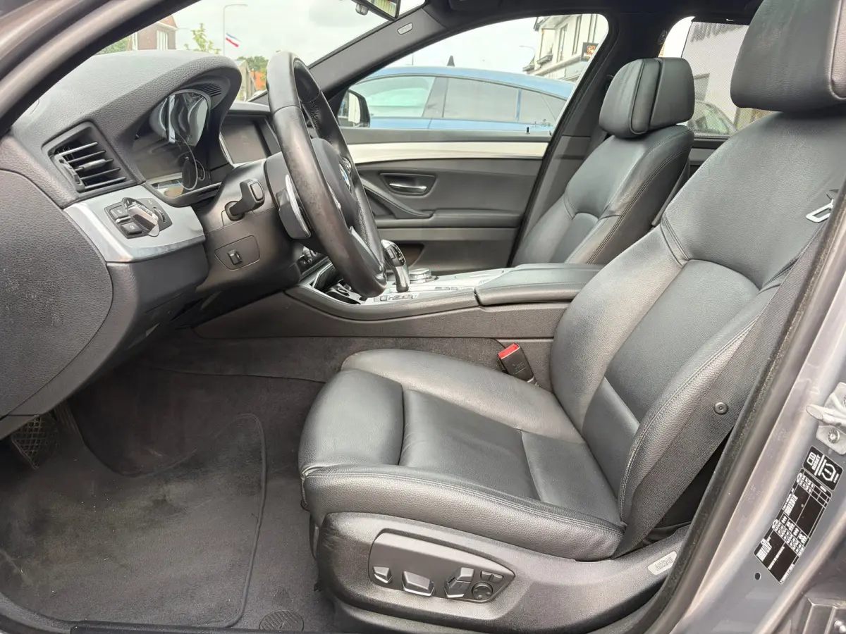 520i High Executive,Panoramadak,Stoelverwarming,Navigatie,19 Inch L.M. Velgen