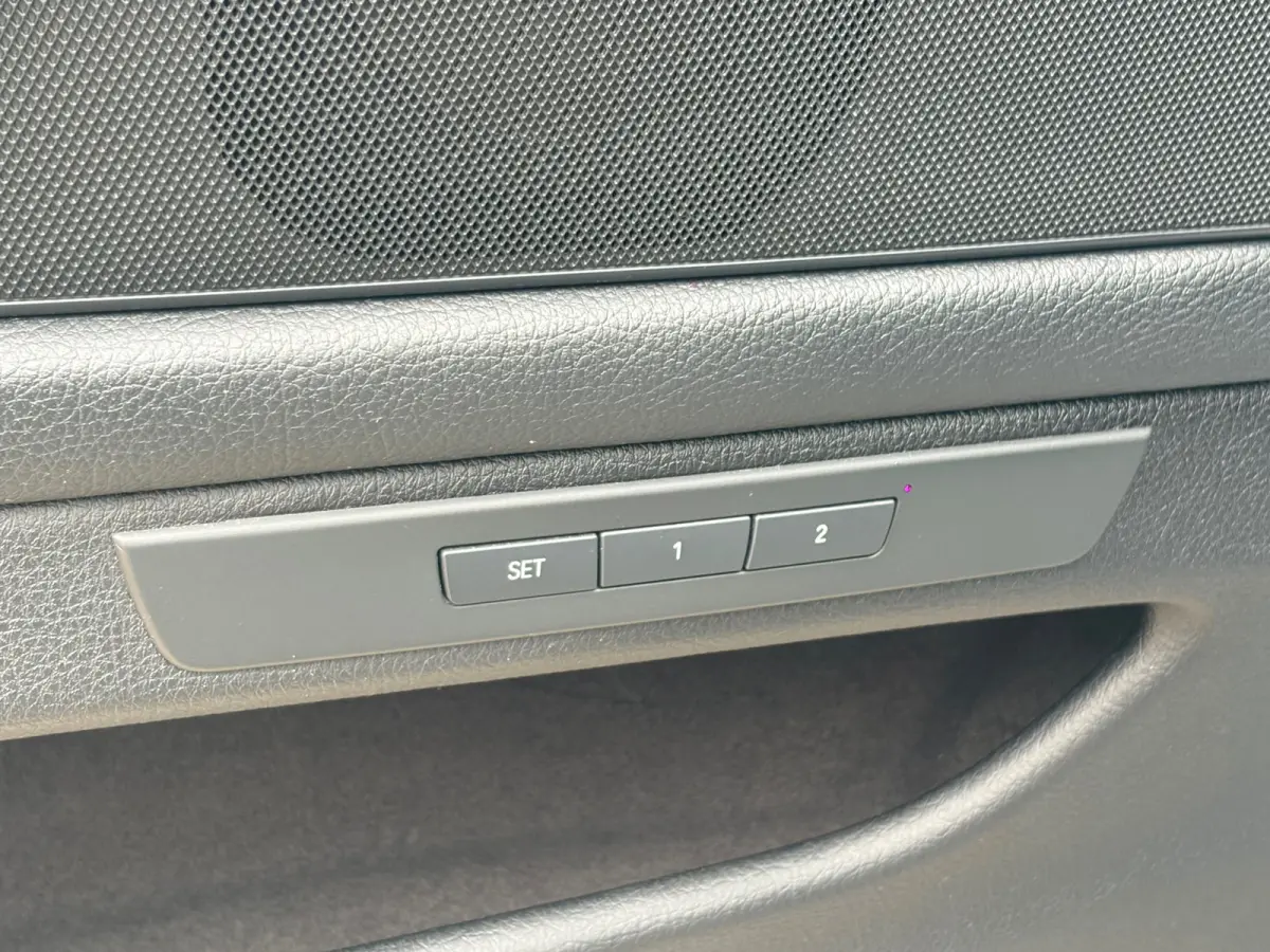 520i High Executive,Panoramadak,Stoelverwarming,Navigatie,19 Inch L.M. Velgen
