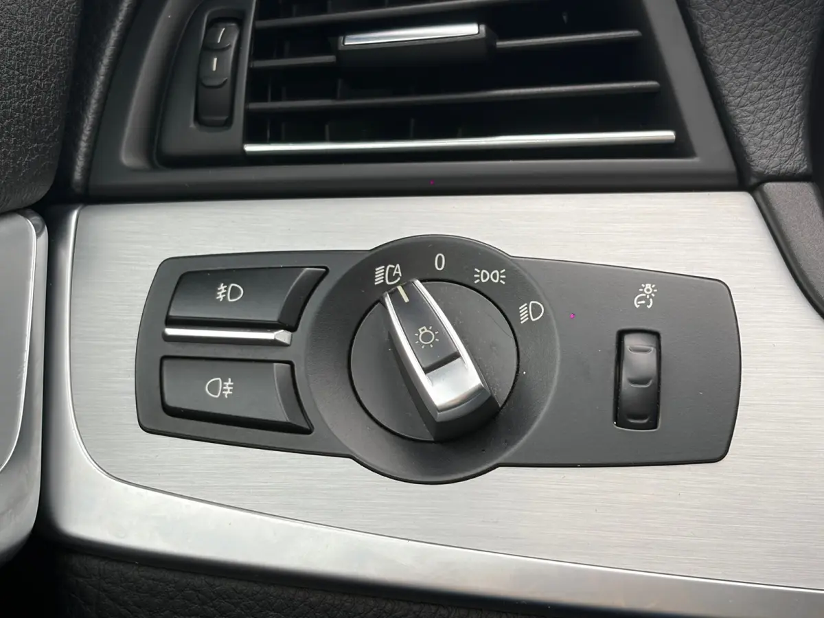520i High Executive,Panoramadak,Stoelverwarming,Navigatie,19 Inch L.M. Velgen