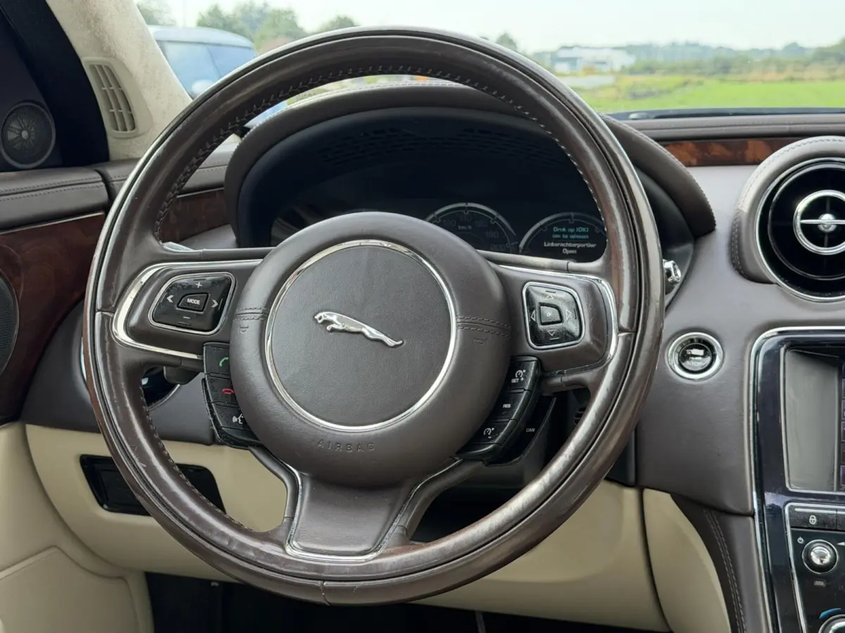 3.0 V6 SC AWD Portfolio | Pano | Meridian audio