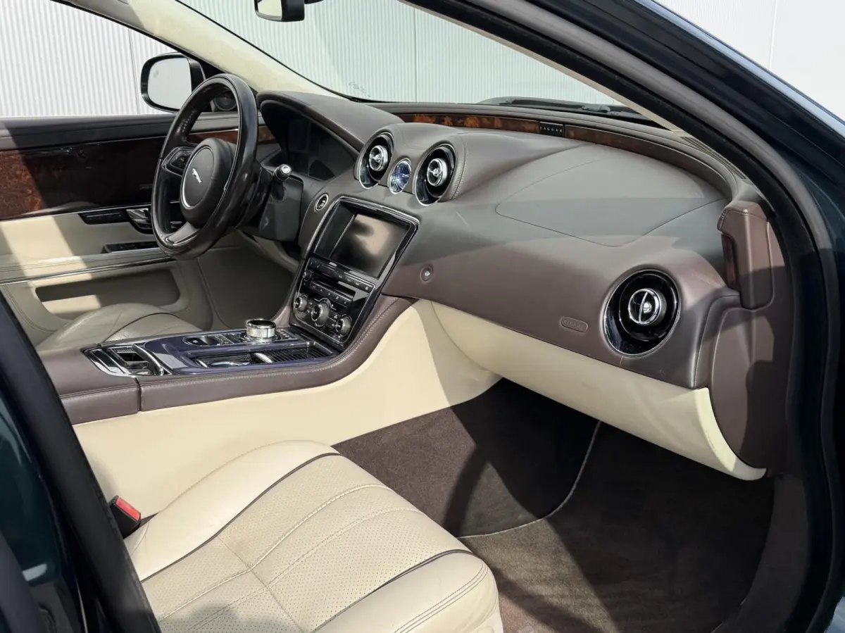 3.0 V6 SC AWD Portfolio | Pano | Meridian audio