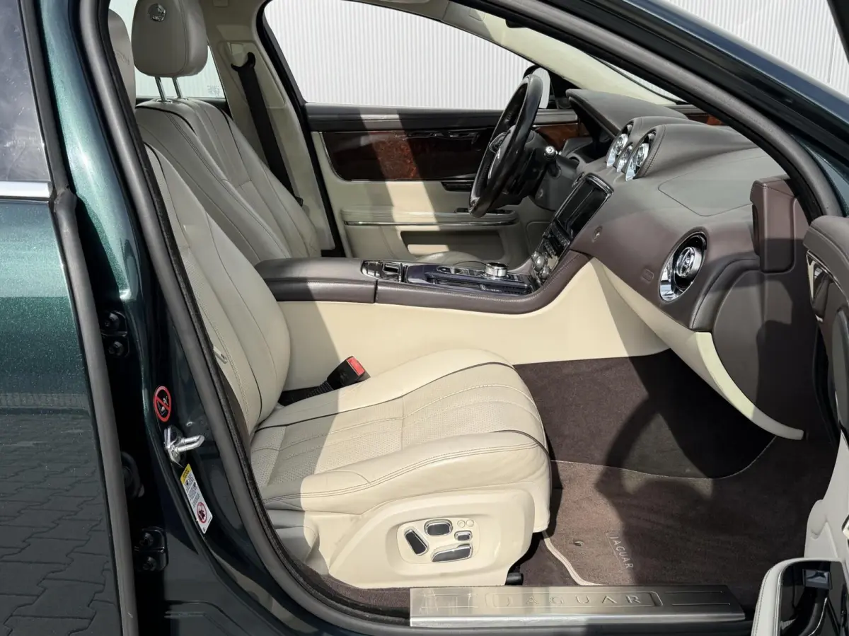 3.0 V6 SC AWD Portfolio | Pano | Meridian audio
