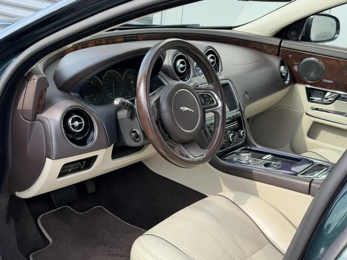 3.0 V6 SC AWD Portfolio | Pano | Meridian audio