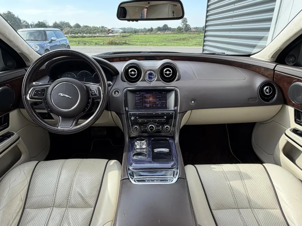 3.0 V6 SC AWD Portfolio | Pano | Meridian audio