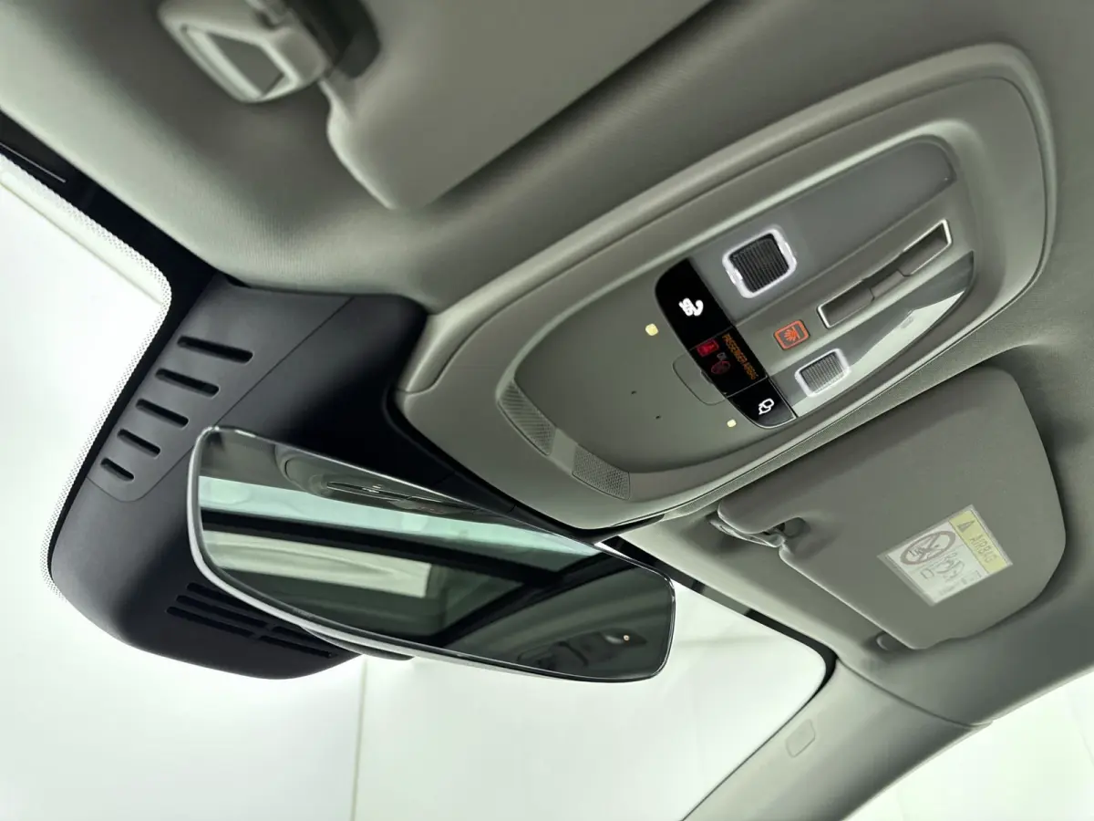 Facelift T8 Ultra Executive Edition Dark | Executive Pack | Bowers & Wilkins | Luchtvering | Nappa Leder + Stoel verwaring / Ventilatie / Massage | Gelamineerde zijruiten |