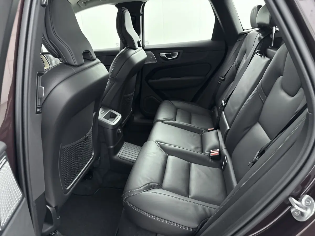Facelift T8 Ultra Executive Edition Dark | Executive Pack | Bowers & Wilkins | Luchtvering | Nappa Leder + Stoel verwaring / Ventilatie / Massage | Gelamineerde zijruiten |