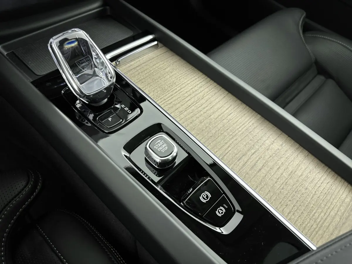 Facelift T8 Ultra Executive Edition Dark | Executive Pack | Bowers & Wilkins | Luchtvering | Nappa Leder + Stoel verwaring / Ventilatie / Massage | Gelamineerde zijruiten |