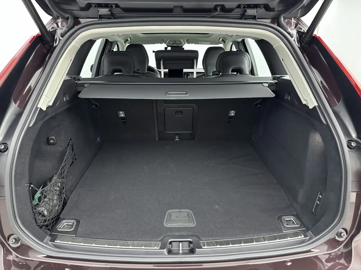 Facelift T8 Ultra Executive Edition Dark | Executive Pack | Bowers & Wilkins | Luchtvering | Nappa Leder + Stoel verwaring / Ventilatie / Massage | Gelamineerde zijruiten |