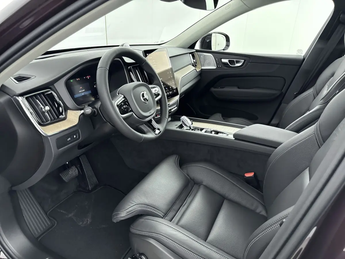 Facelift T8 Ultra Executive Edition Dark | Executive Pack | Bowers & Wilkins | Luchtvering | Nappa Leder + Stoel verwaring / Ventilatie / Massage | Gelamineerde zijruiten |