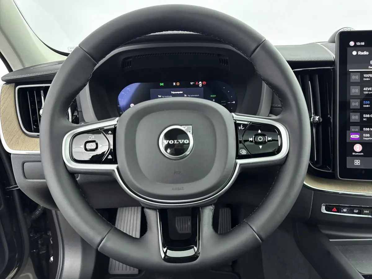 Facelift T8 Ultra Executive Edition Dark | Executive Pack | Bowers & Wilkins | Luchtvering | Nappa Leder + Stoel verwaring / Ventilatie / Massage | Gelamineerde zijruiten |