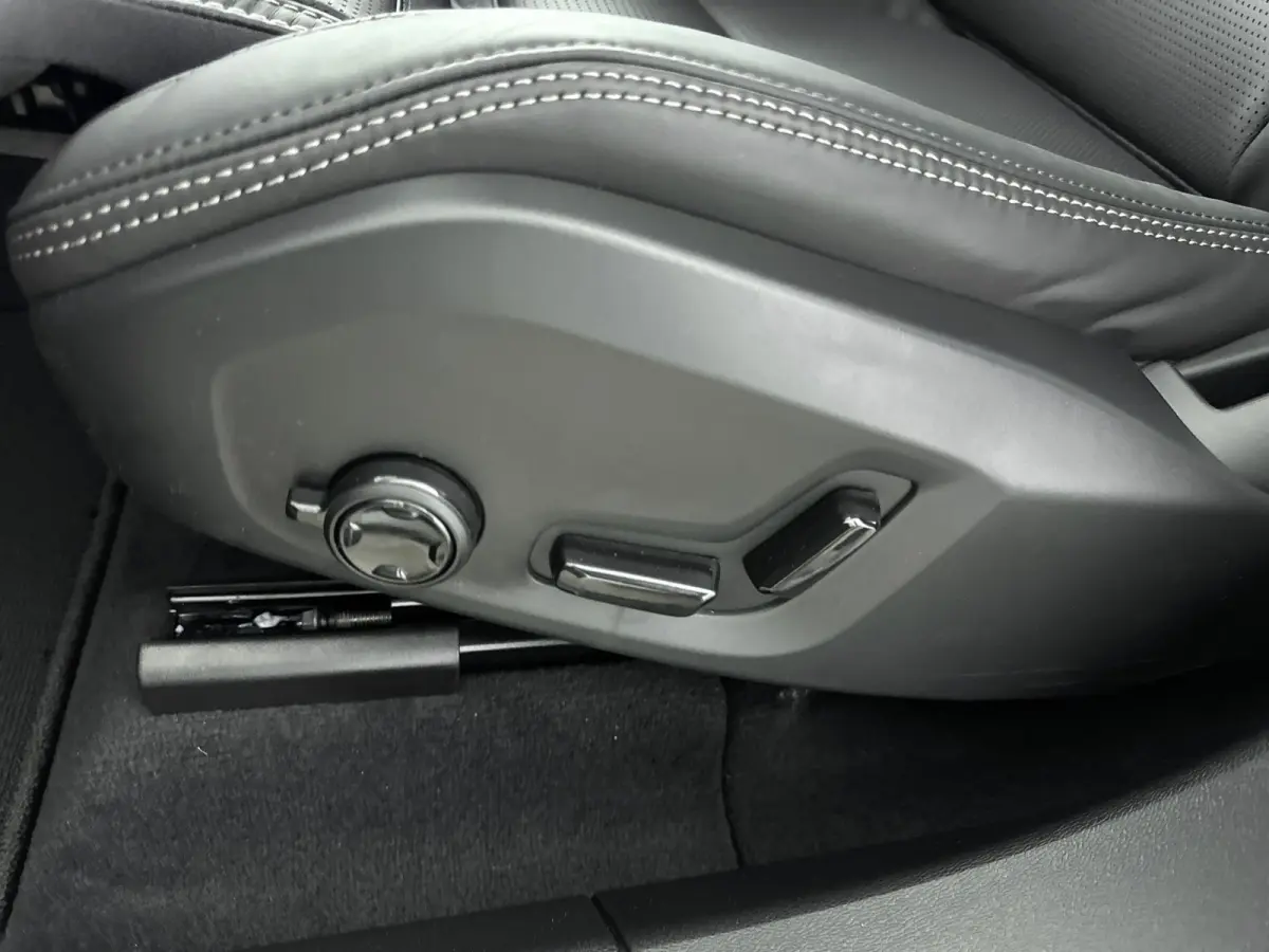 Facelift T8 Ultra Executive Edition Dark | Executive Pack | Bowers & Wilkins | Luchtvering | Nappa Leder + Stoel verwaring / Ventilatie / Massage | Gelamineerde zijruiten |