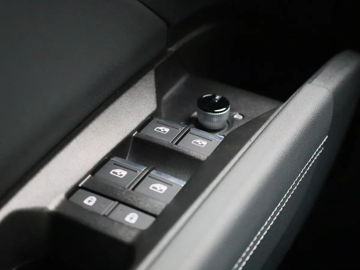 45 Edition 82 kWh l Adaptive cruise control l Glazen panoramadak l Stoelverwarming l Dodehoekdetectie l Geheugen best. stoel l 360 graden camera l Climate control l Head-up display l Trekhaa