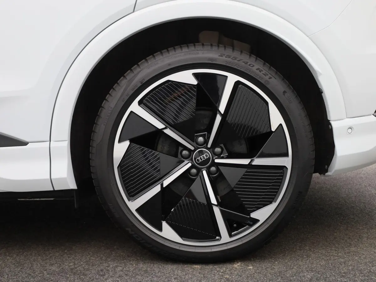 45 Edition 82 kWh l Adaptive cruise control l Glazen panoramadak l Stoelverwarming l Dodehoekdetectie l Geheugen best. stoel l 360 graden camera l Climate control l Head-up display l Trekhaa