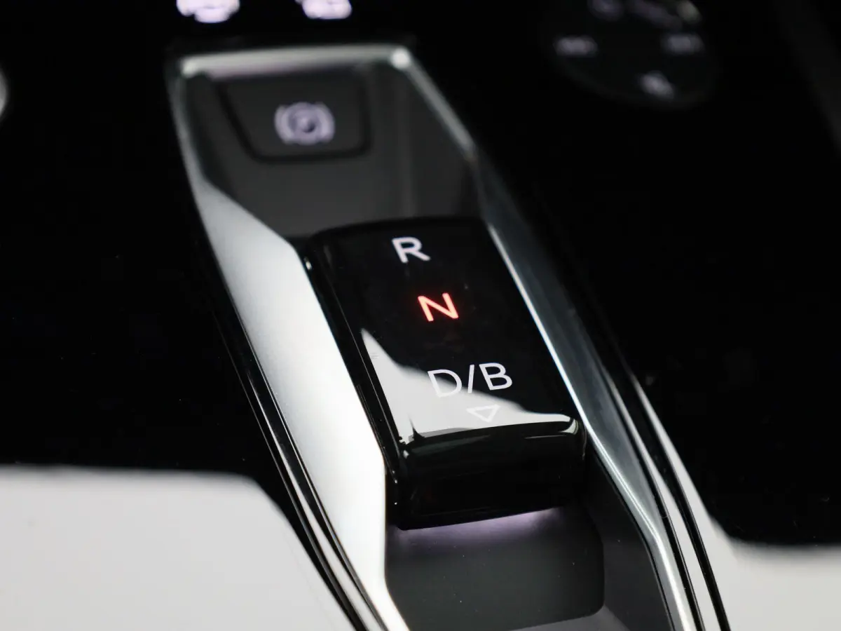 45 Edition 82 kWh l Adaptive cruise control l Glazen panoramadak l Stoelverwarming l Dodehoekdetectie l Geheugen best. stoel l 360 graden camera l Climate control l Head-up display l Trekhaa