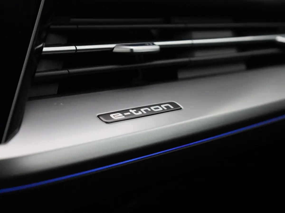 45 Edition 82 kWh l Adaptive cruise control l Glazen panoramadak l Stoelverwarming l Dodehoekdetectie l Geheugen best. stoel l 360 graden camera l Climate control l Head-up display l Trekhaa
