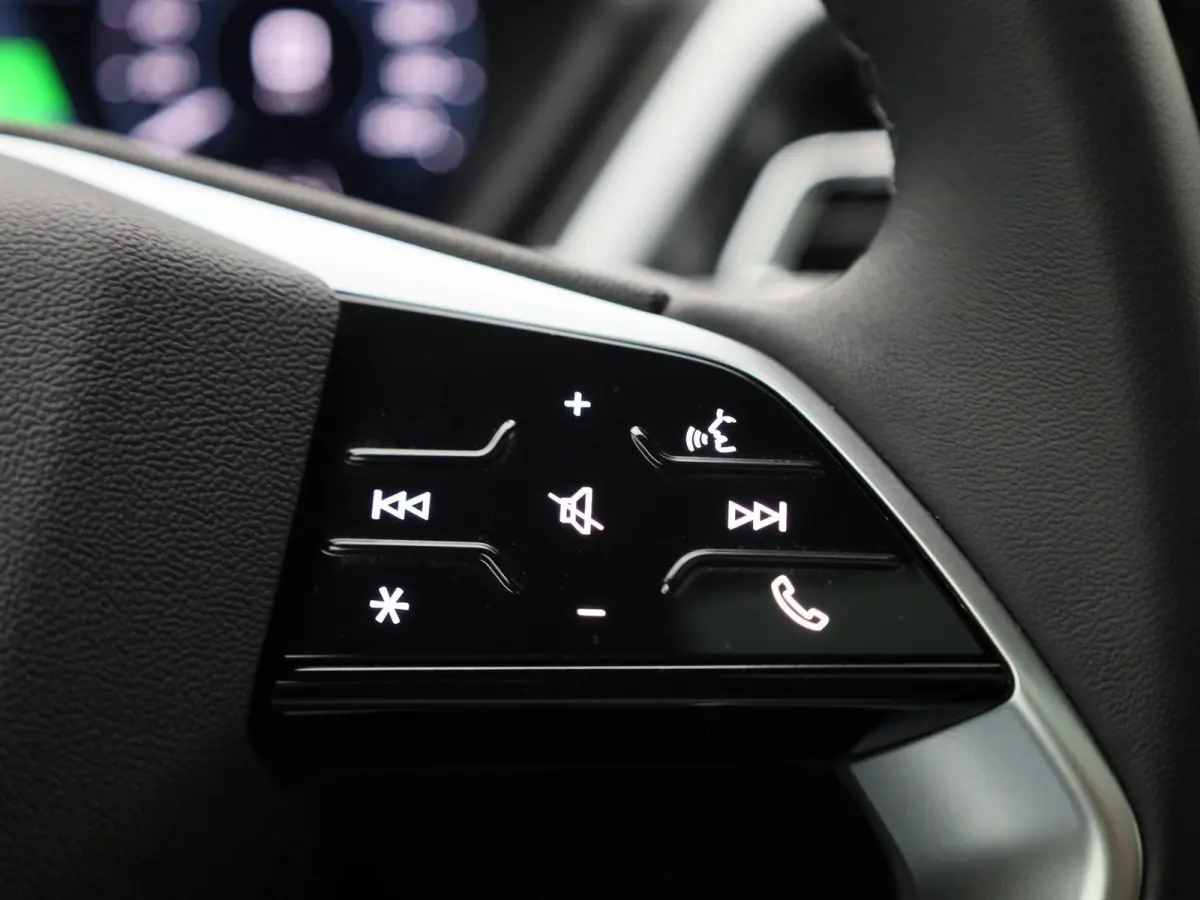 45 Edition 82 kWh l Adaptive cruise control l Glazen panoramadak l Stoelverwarming l Dodehoekdetectie l Geheugen best. stoel l 360 graden camera l Climate control l Head-up display l Trekhaa