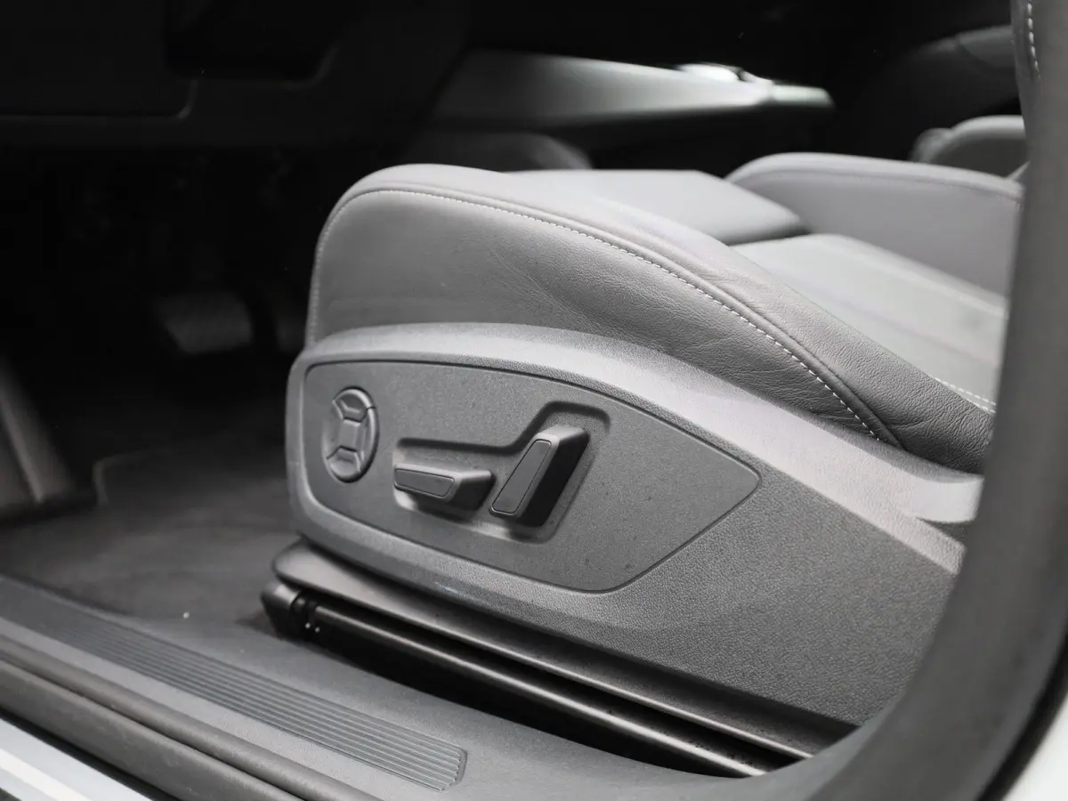 45 Edition 82 kWh l Adaptive cruise control l Glazen panoramadak l Stoelverwarming l Dodehoekdetectie l Geheugen best. stoel l 360 graden camera l Climate control l Head-up display l Trekhaa