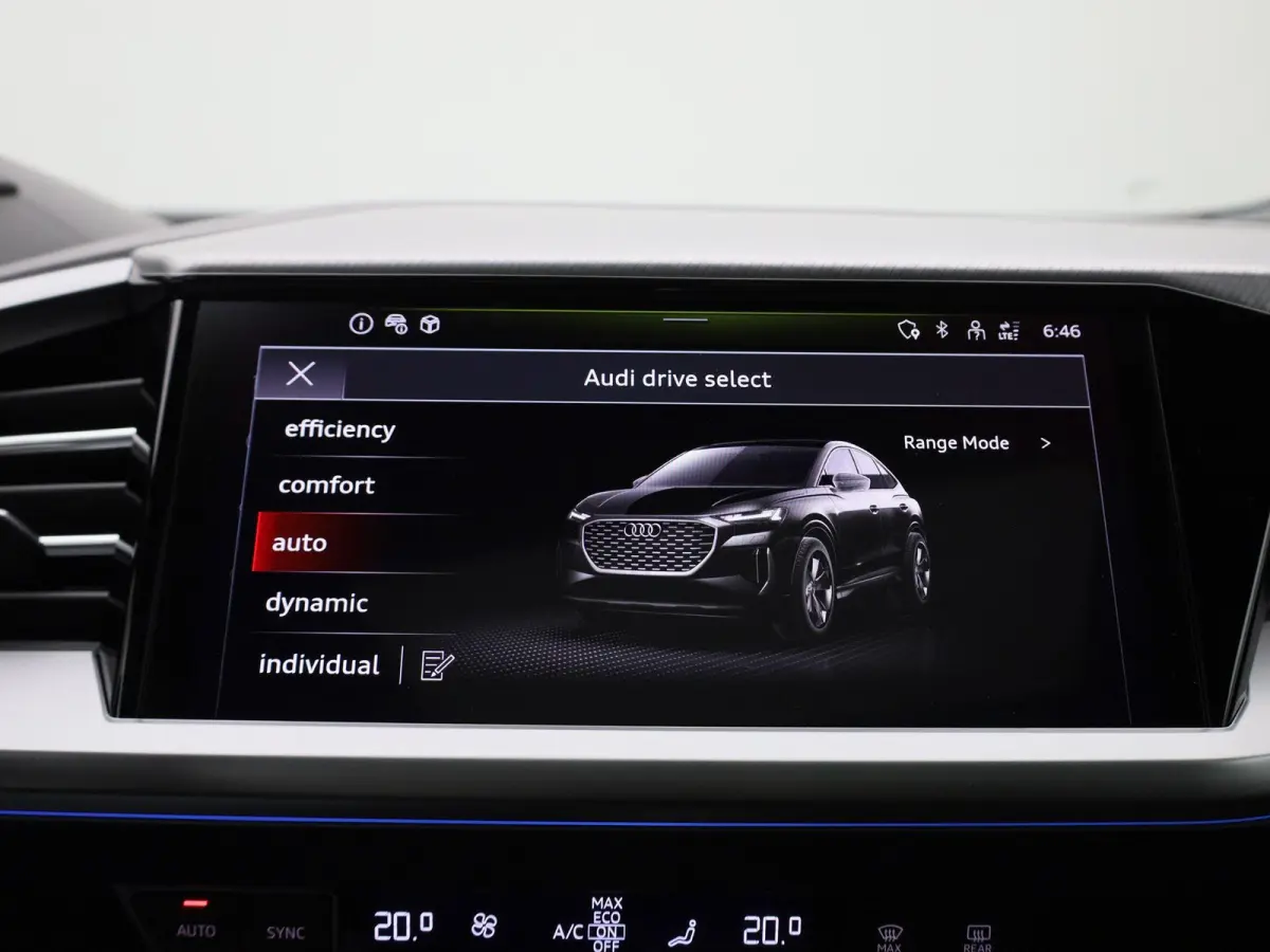45 Edition 82 kWh l Adaptive cruise control l Glazen panoramadak l Stoelverwarming l Dodehoekdetectie l Geheugen best. stoel l 360 graden camera l Climate control l Head-up display l Trekhaa
