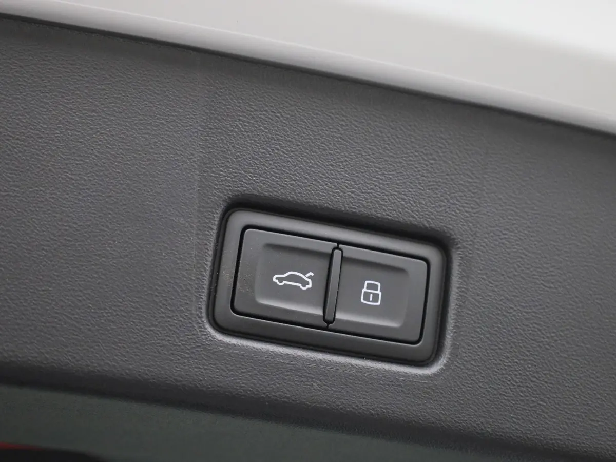 45 Edition 82 kWh l Adaptive cruise control l Glazen panoramadak l Stoelverwarming l Dodehoekdetectie l Geheugen best. stoel l 360 graden camera l Climate control l Head-up display l Trekhaa