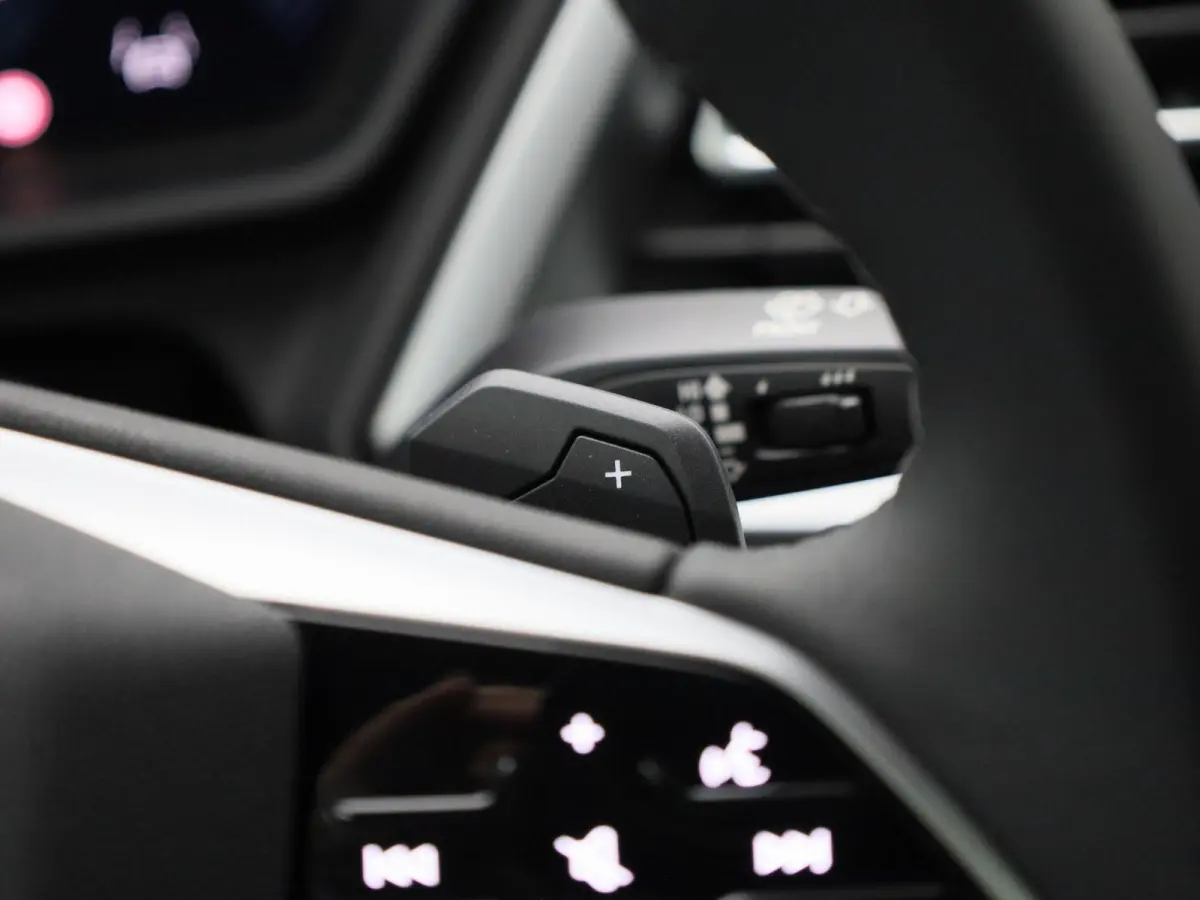 45 Edition 82 kWh l Adaptive cruise control l Glazen panoramadak l Stoelverwarming l Dodehoekdetectie l Geheugen best. stoel l 360 graden camera l Climate control l Head-up display l Trekhaa