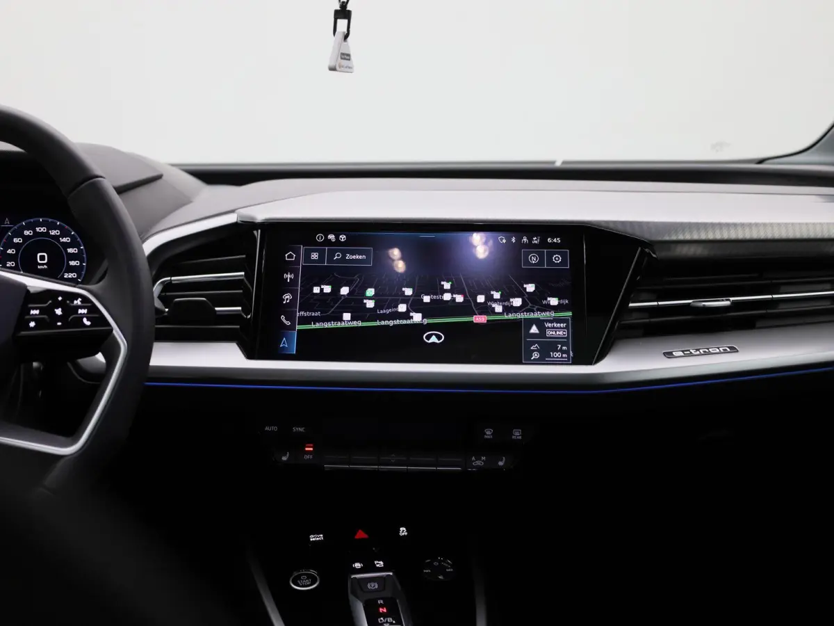 45 Edition 82 kWh l Adaptive cruise control l Glazen panoramadak l Stoelverwarming l Dodehoekdetectie l Geheugen best. stoel l 360 graden camera l Climate control l Head-up display l Trekhaa