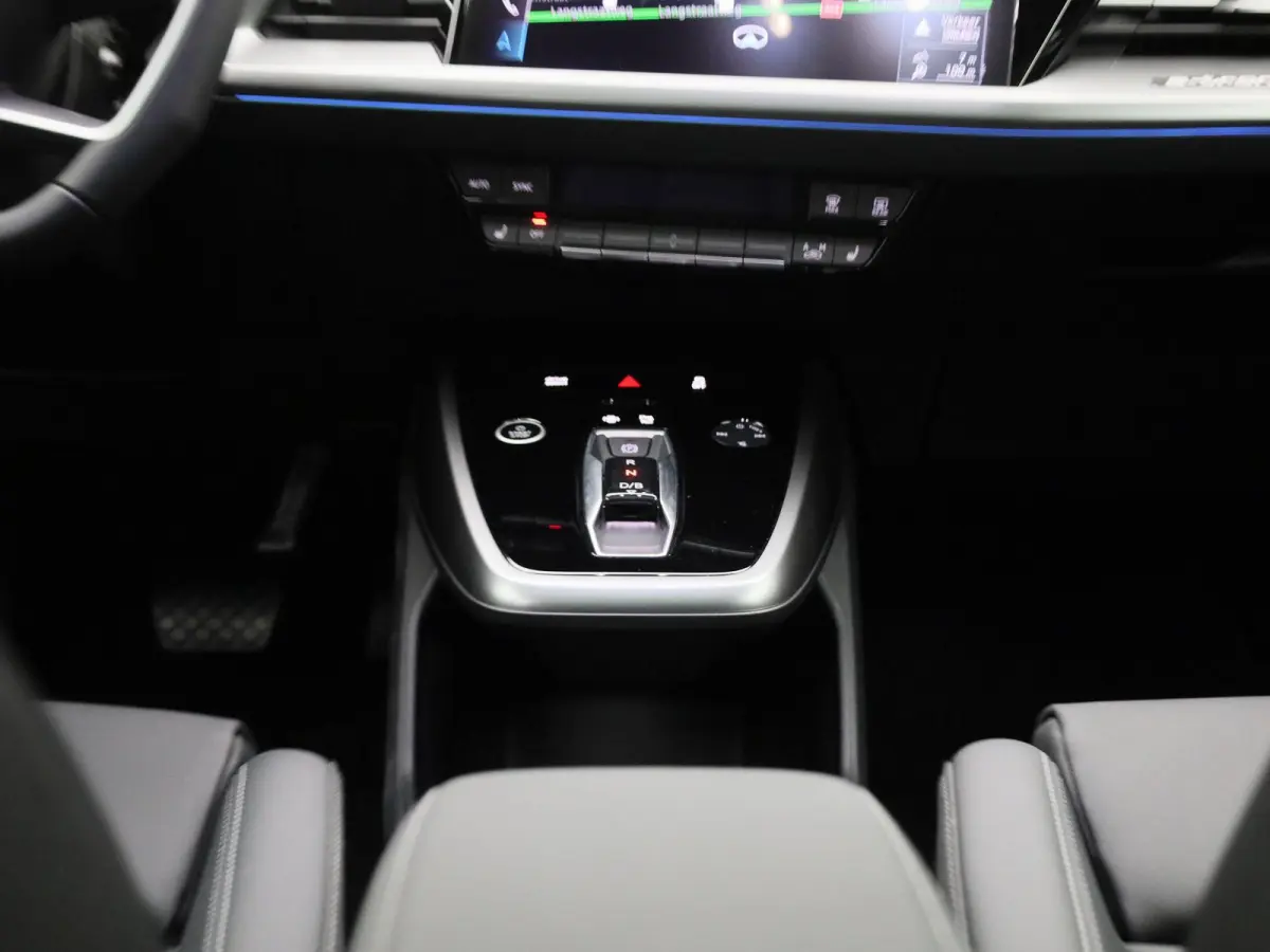 45 Edition 82 kWh l Adaptive cruise control l Glazen panoramadak l Stoelverwarming l Dodehoekdetectie l Geheugen best. stoel l 360 graden camera l Climate control l Head-up display l Trekhaa