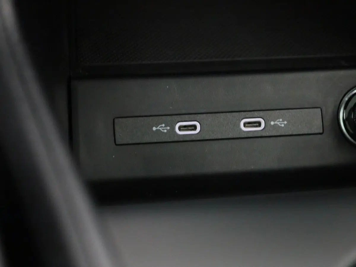 45 Edition 82 kWh l Adaptive cruise control l Glazen panoramadak l Stoelverwarming l Dodehoekdetectie l Geheugen best. stoel l 360 graden camera l Climate control l Head-up display l Trekhaa