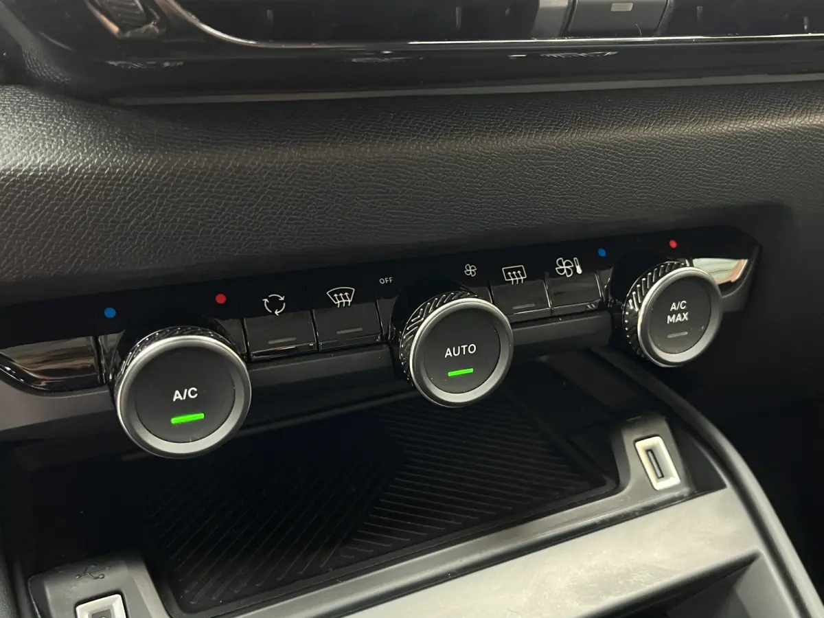 Puretech 100 Feel | Camera achter | Navigatie | Climate Control | Cruise Control | Carplay/Android Auto |