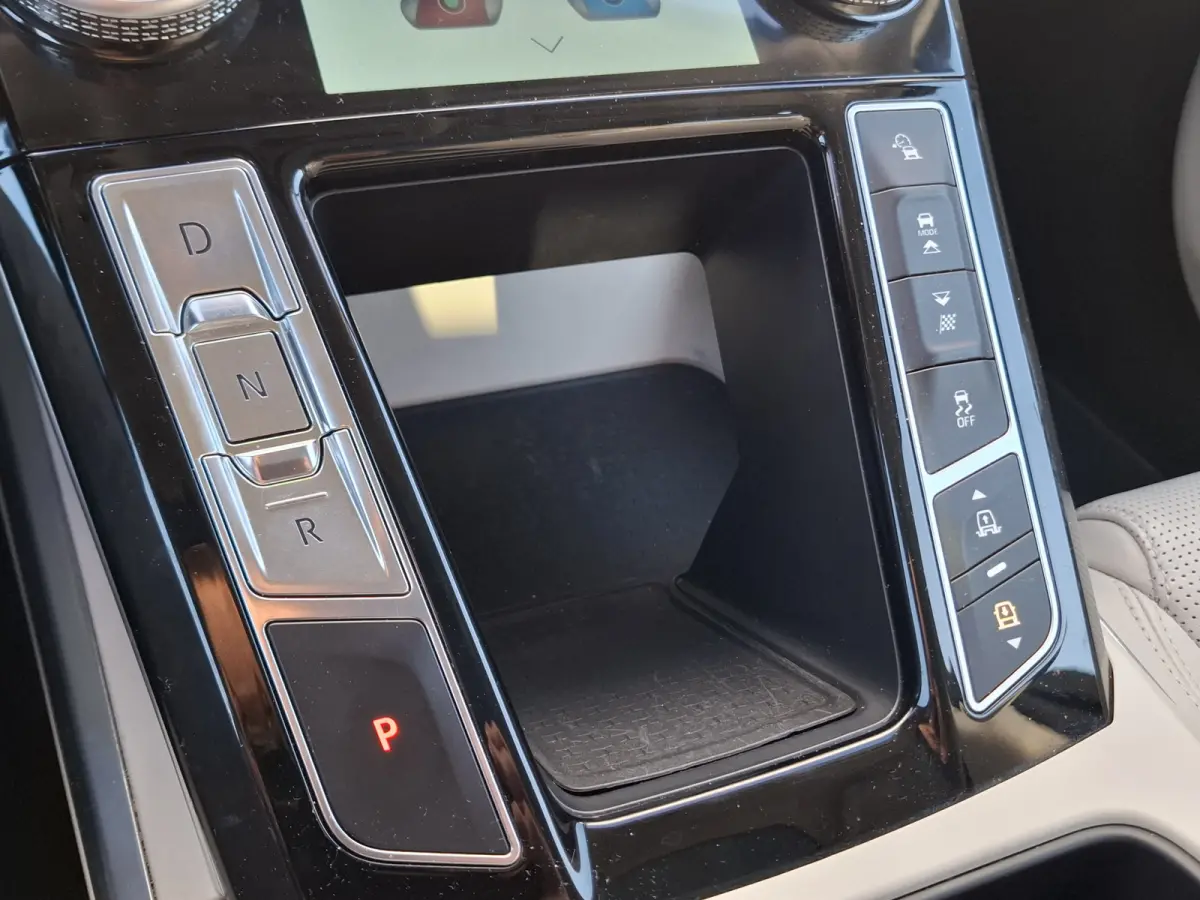 EV400 First Edition 90 kWh | SoH 89,9% | Navigatie/Android/Apple Carplay | LM Velgen 22" | Panoramadak | Voorstoelen/Stuur/Achterbank Verwarmd | Luchtvering | Cruise Control Adaptief |