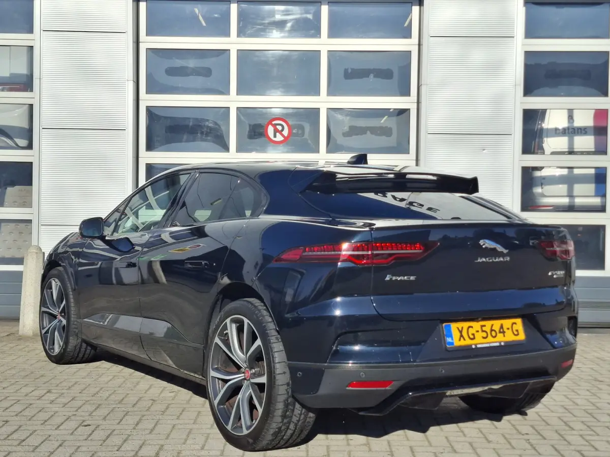 EV400 First Edition 90 kWh | SoH 89,9% | Navigatie/Android/Apple Carplay | LM Velgen 22" | Panoramadak | Voorstoelen/Stuur/Achterbank Verwarmd | Luchtvering | Cruise Control Adaptief |