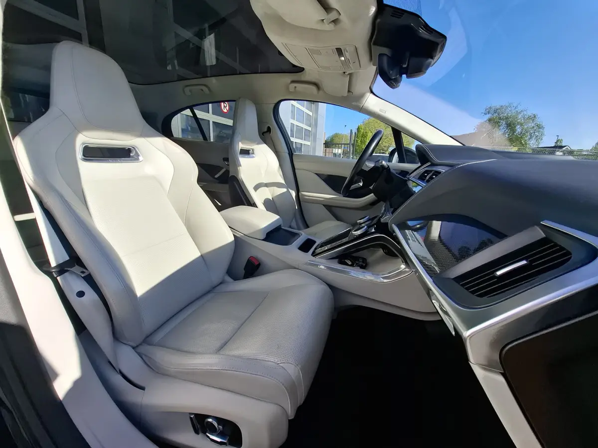 EV400 First Edition 90 kWh | SoH 89,9% | Navigatie/Android/Apple Carplay | LM Velgen 22" | Panoramadak | Voorstoelen/Stuur/Achterbank Verwarmd | Luchtvering | Cruise Control Adaptief |
