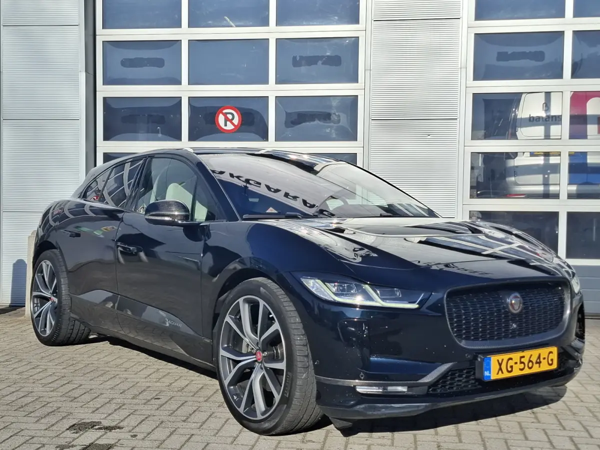 EV400 First Edition 90 kWh | SoH 89,9% | Navigatie/Android/Apple Carplay | LM Velgen 22" | Panoramadak | Voorstoelen/Stuur/Achterbank Verwarmd | Luchtvering | Cruise Control Adaptief |