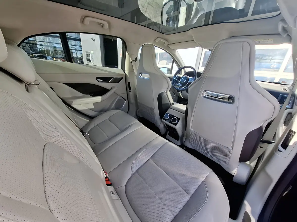 EV400 First Edition 90 kWh | SoH 89,9% | Navigatie/Android/Apple Carplay | LM Velgen 22" | Panoramadak | Voorstoelen/Stuur/Achterbank Verwarmd | Luchtvering | Cruise Control Adaptief |