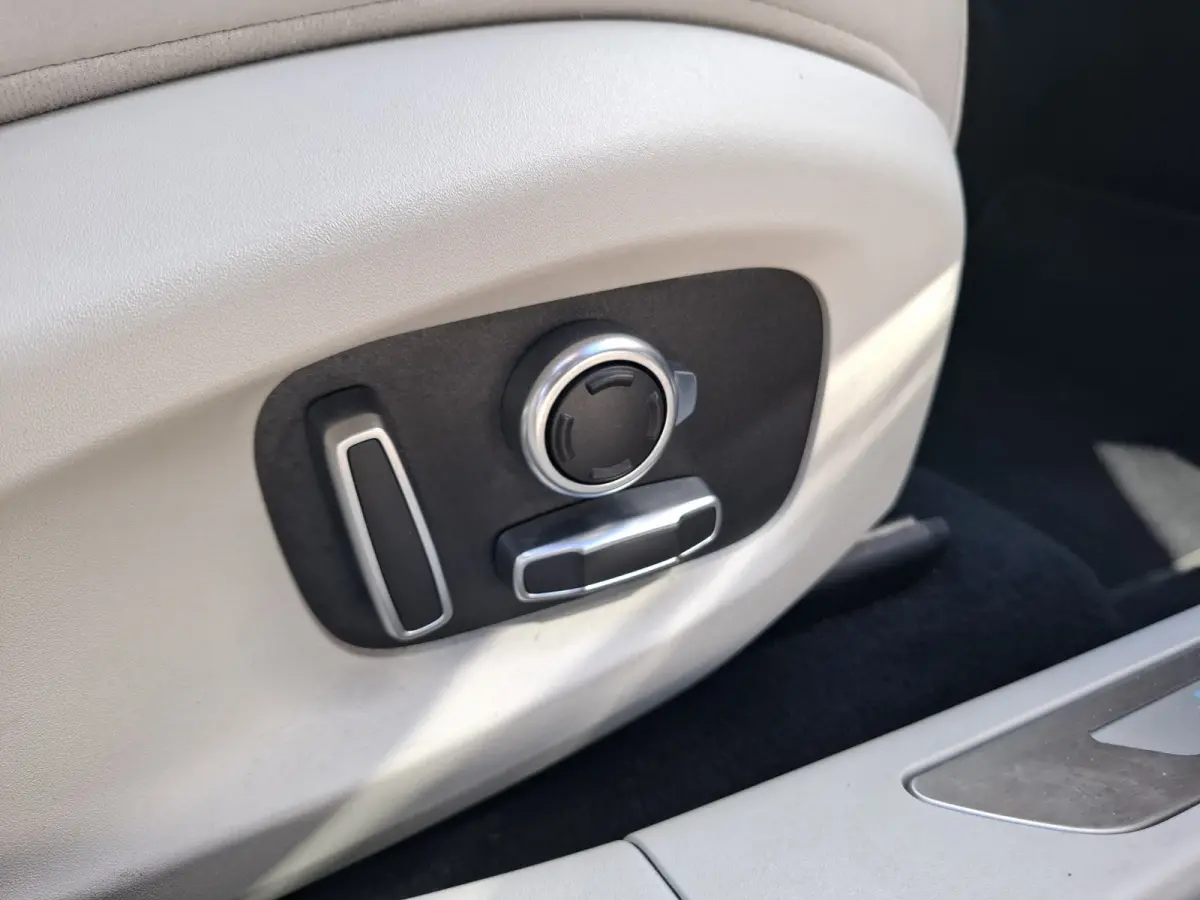 EV400 First Edition 90 kWh | SoH 89,9% | Navigatie/Android/Apple Carplay | LM Velgen 22" | Panoramadak | Voorstoelen/Stuur/Achterbank Verwarmd | Luchtvering | Cruise Control Adaptief |