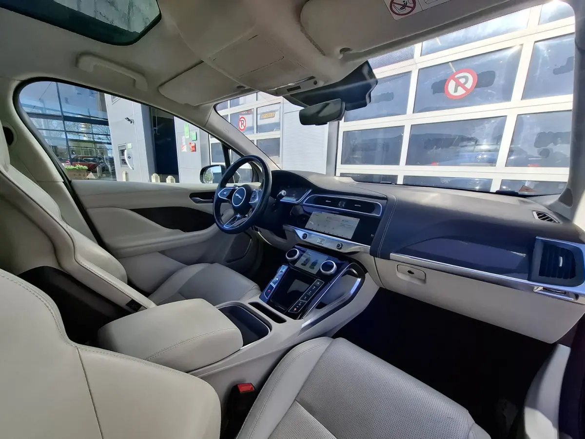 EV400 First Edition 90 kWh | SoH 89,9% | Navigatie/Android/Apple Carplay | LM Velgen 22" | Panoramadak | Voorstoelen/Stuur/Achterbank Verwarmd | Luchtvering | Cruise Control Adaptief |