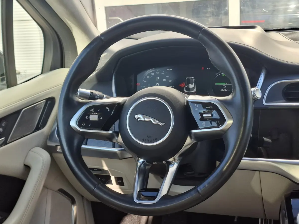 EV400 First Edition 90 kWh | SoH 89,9% | Navigatie/Android/Apple Carplay | LM Velgen 22" | Panoramadak | Voorstoelen/Stuur/Achterbank Verwarmd | Luchtvering | Cruise Control Adaptief |